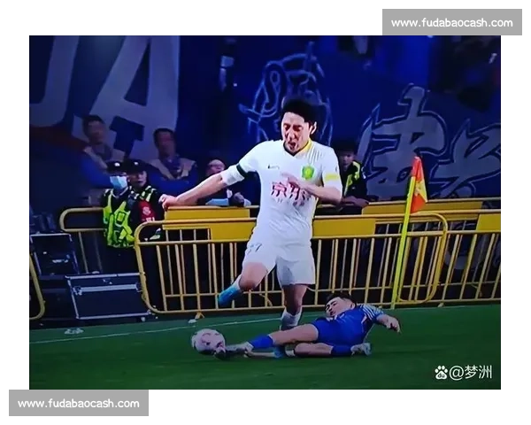 判罚争议引发广泛讨论 球迷专家热议裁判决策是否公正 判罚争议引发广泛讨论 球迷专家热议裁判决策是否公正